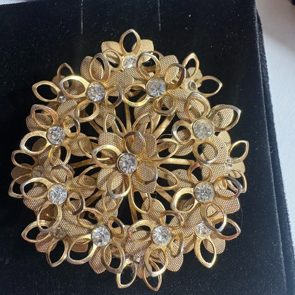 Elegant Gold Floral Brooch